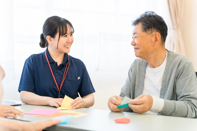 入居者の方と笑顔で話しながら過ごすスタッフ