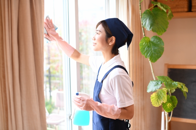窓を拭くなど暮らしのお手伝いをする世話人