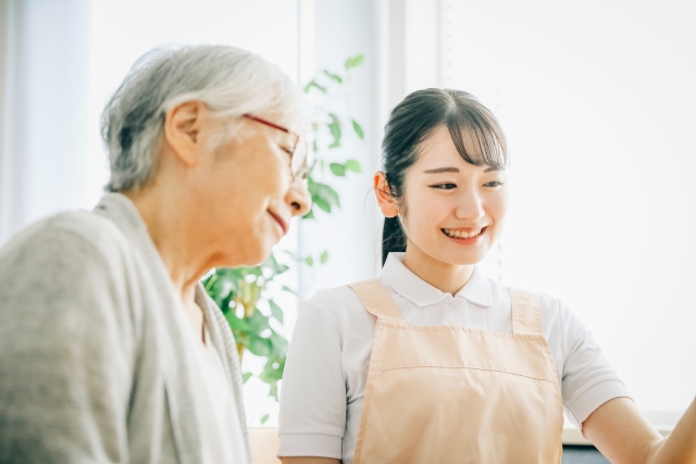ご利用者さんと対話しながら状態を確認する看護師