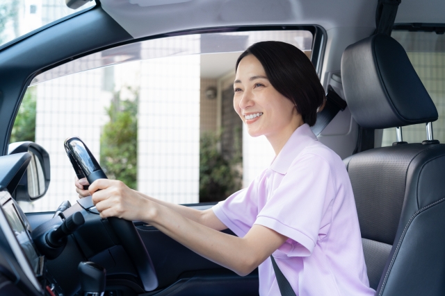 車でご利用者さんのご自宅へ向かう看護師